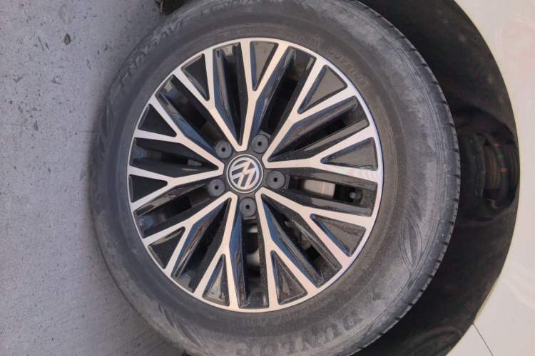Used Volkswagen Sagitar  Right Front Wheel Hub