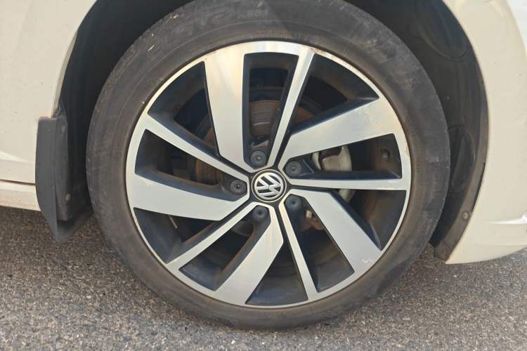 Used Volkswagen Sagitar 2021 280TSI DSG Excellence Edition Right Front Wheel Hub
