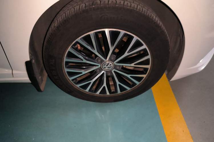 Used Volkswagen Sagitar 2021 200TSI DSG Comfort Connect Edition Right Front Wheel Hub