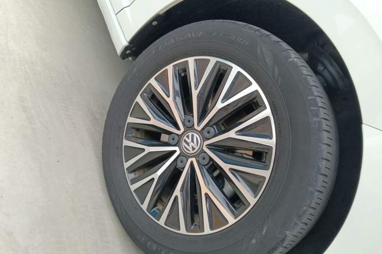 Used Volkswagen Sagitar 2021 280TSI DSG Comfort Connect Edition Right Front Wheel Hub