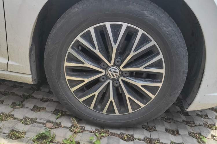 Used Volkswagen Sagitar 2021 280TSI DSG Comfort Connect Edition Right Front Wheel Hub