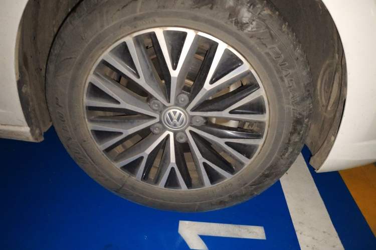 Used Volkswagen Sagitar 2021 280TSI DSG Comfort Connect Edition Right Front Wheel Hub