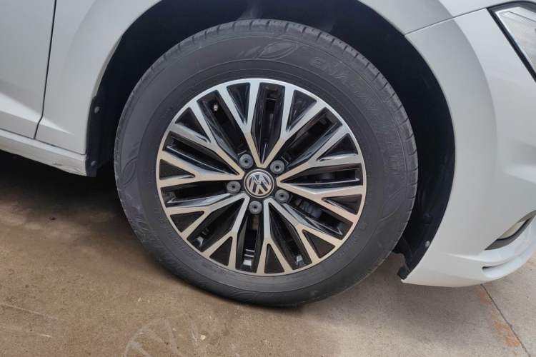 Used Volkswagen Sagitar 2021 200TSI DSG Comfort Connect Edition Right Front Wheel Hub