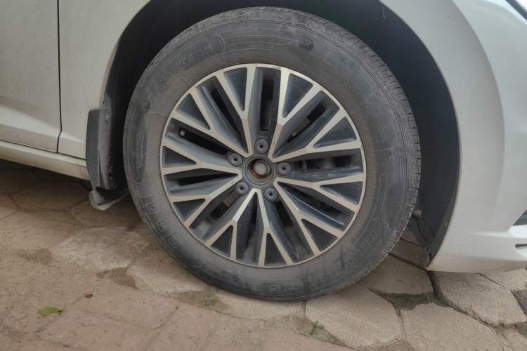 Used Volkswagen Sagitar 2021 200TSI DSG Comfort Connect Edition Right Front Wheel Hub
