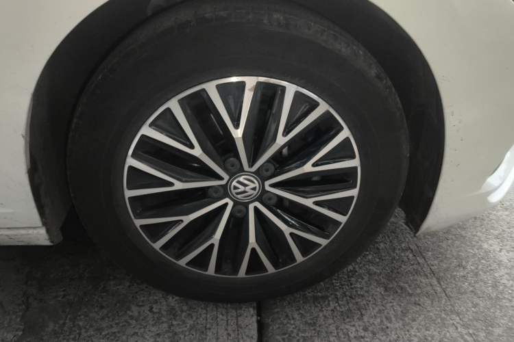Used Volkswagen Sagitar 2021 280TSI DSG Excellence Edition Right Front Wheel Hub