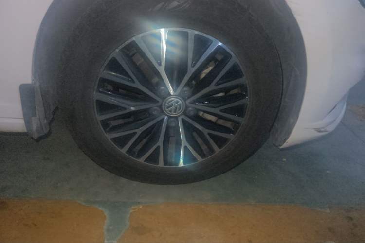 Used Volkswagen Sagitar 2021 280TSI DSG Comfort Connect Edition Right Front Wheel Hub