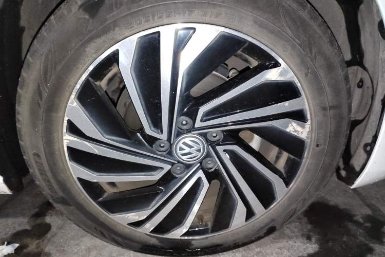 Used Volkswagen Sagitar 2021 280TSI DSG Luxury Smart Connectivity Edition Right Front Wheel Hub