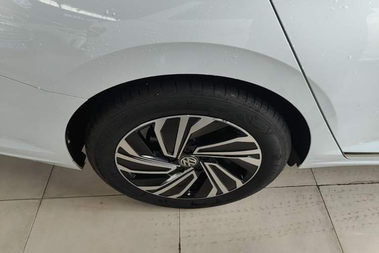 Used Volkswagen Sagitar 2021 280TSI DSG Excellence Edition Right Rear Wheel Hub
