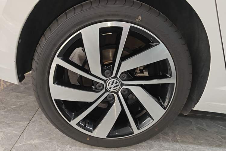 Used Volkswagen Sagitar 2021 280TSI DSG Excellence Edition Right Rear Wheel Hub