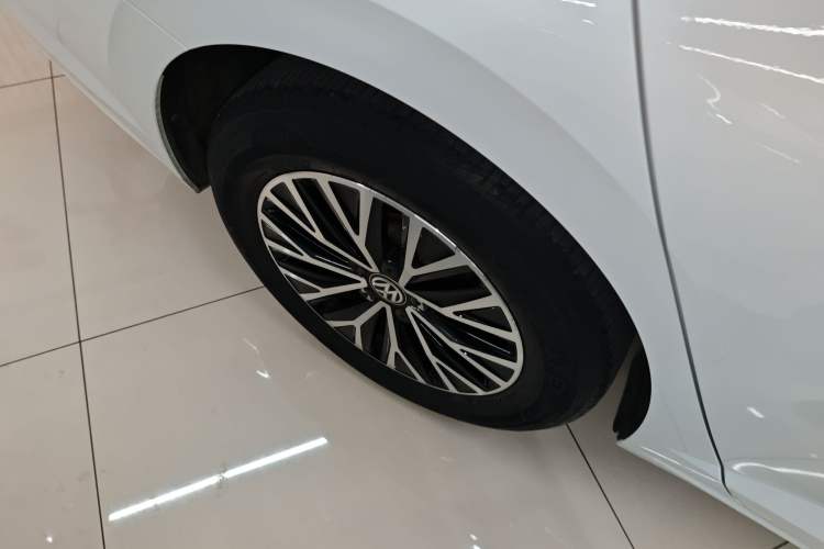 Used Volkswagen Sagitar 2021 280TSI DSG Comfort Connect Edition Right Rear Wheel Hub