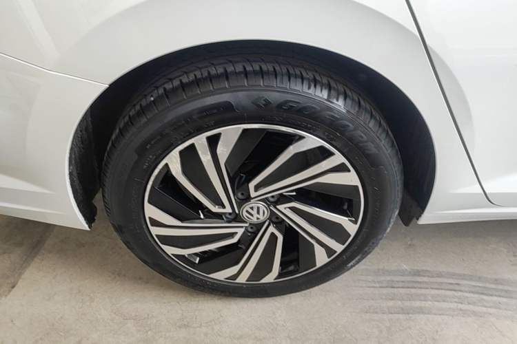 Used Volkswagen Sagitar 2021 280TSI DSG Excellence Edition Right Rear Wheel Hub