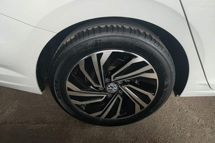 Used Volkswagen Sagitar 2021 280TSI DSG Excellence Edition Right Rear Wheel Hub