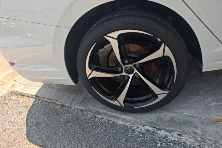 Used Volkswagen Sagitar 2021 280TSI DSG Comfort Connect Edition Right Rear Wheel Hub
