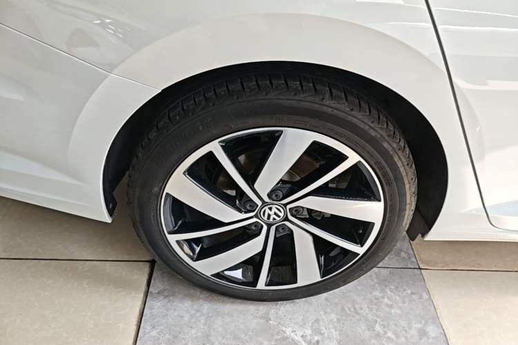 Used Volkswagen Sagitar 2021 280TSI DSG Excellence Edition Right Rear Wheel Hub