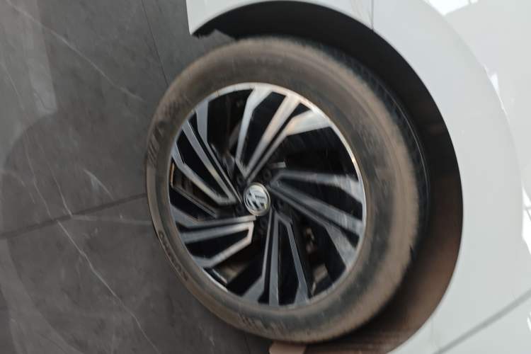 Used Volkswagen Sagitar 2021 280TSI DSG Excellence Edition Right Rear Wheel Hub