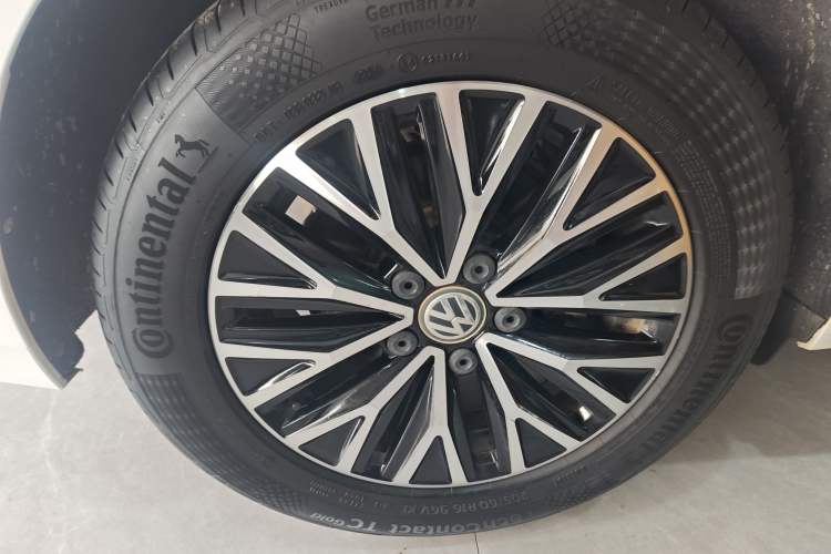 Used Volkswagen Sagitar 2021 280TSI DSG Comfort Connect Edition Right Rear Wheel Hub