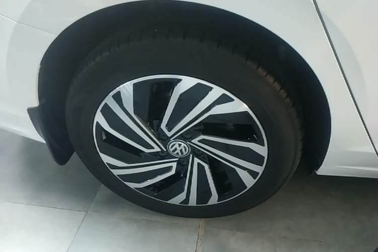 Used Volkswagen Sagitar 2021 280TSI DSG Excellence Edition Right Rear Wheel Hub