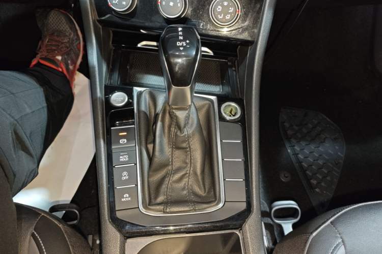 Used Volkswagen Sagitar 2021 280TSI DSG Comfort Connect Edition Gear Lever
