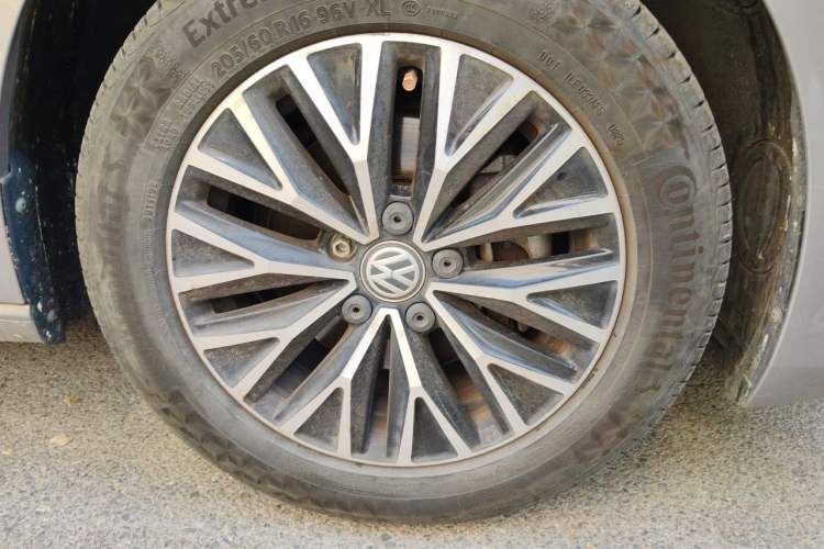 Used Volkswagen Sagitar 2021 280TSI DSG Comfort Connect Edition Right Front Wheel Hub