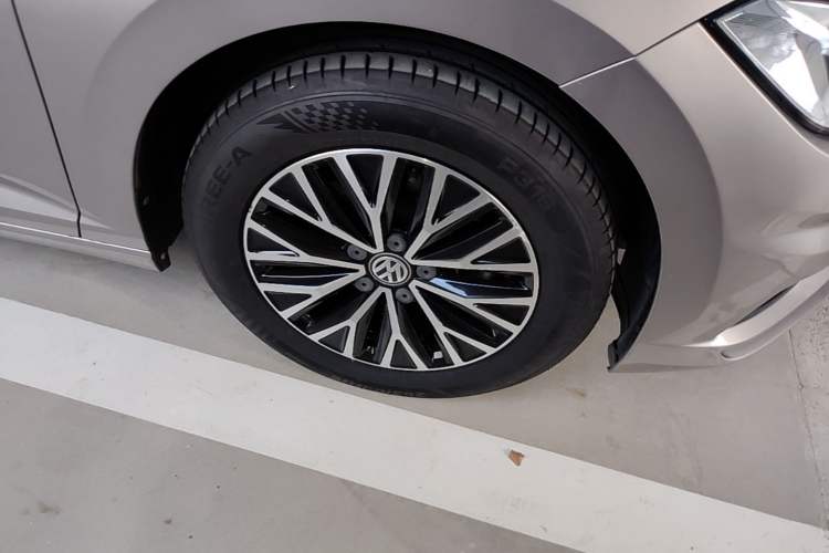 Used Volkswagen Sagitar 2021 280TSI DSG Comfort Connect Edition Right Front Wheel Hub