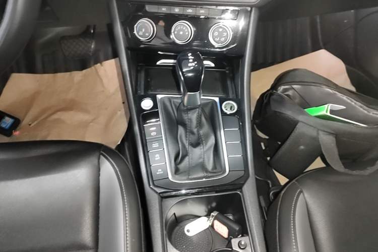 Used Volkswagen Sagitar 2022 280TSI DSG Flyover Edition Gear Lever