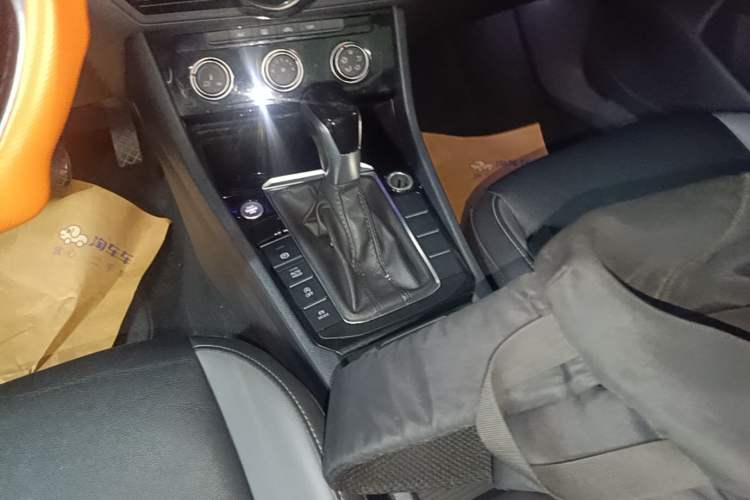 Used Volkswagen Sagitar 2022 280TSI DSG Flyover Edition Gear Lever
