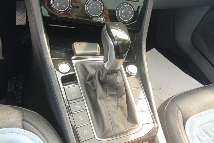 Used Volkswagen Sagitar 2022 280TSI DSG Flyover Edition Gear Lever