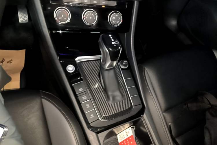 Used Volkswagen Sagitar 2022 280TSI DSG Flyover Edition Gear Lever