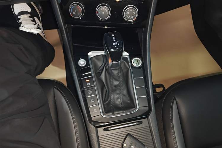 Used Volkswagen Sagitar 2022 280TSI DSG Flyover Edition Gear Lever