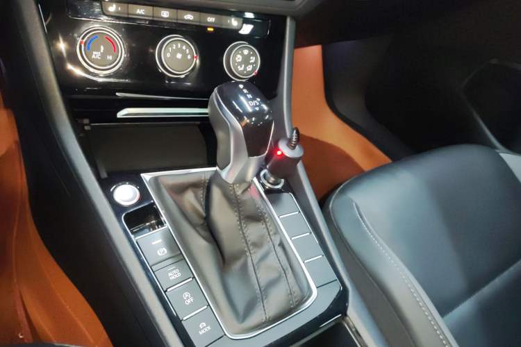 Used Volkswagen Sagitar 2022 280TSI DSG Flyover Edition Gear Lever