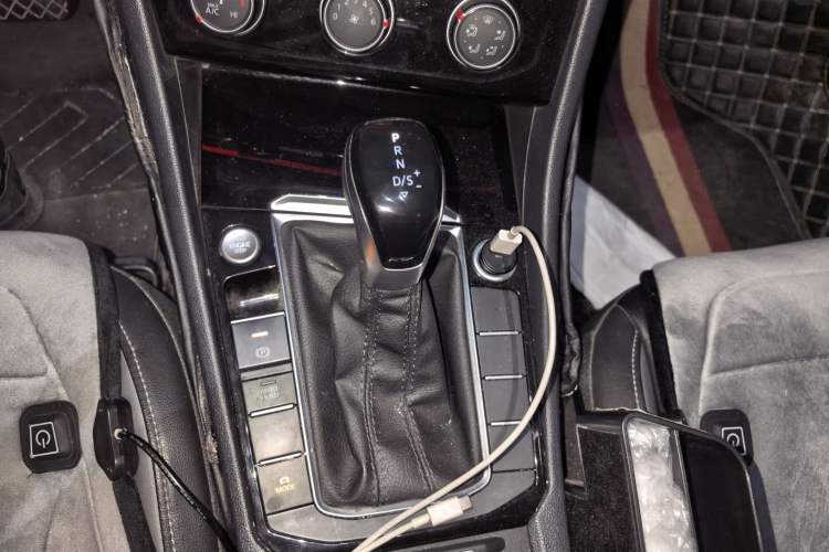 Used Volkswagen Sagitar 2022 280TSI DSG Flyover Edition Gear Lever