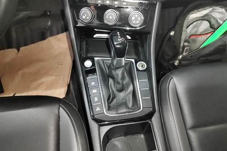 Used Volkswagen Sagitar 2022 280TSI DSG Flyover Edition Gear Lever