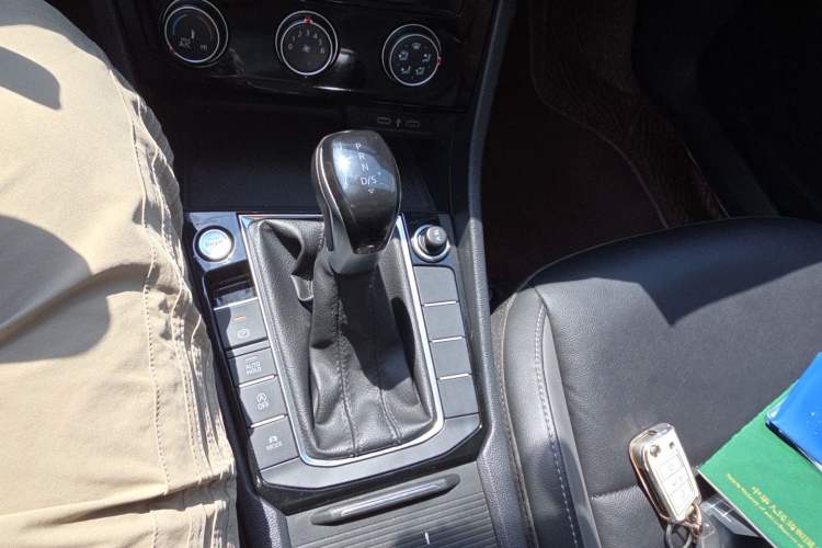 Used Volkswagen Sagitar 2022 280TSI DSG Excellence Edition Gear Lever
