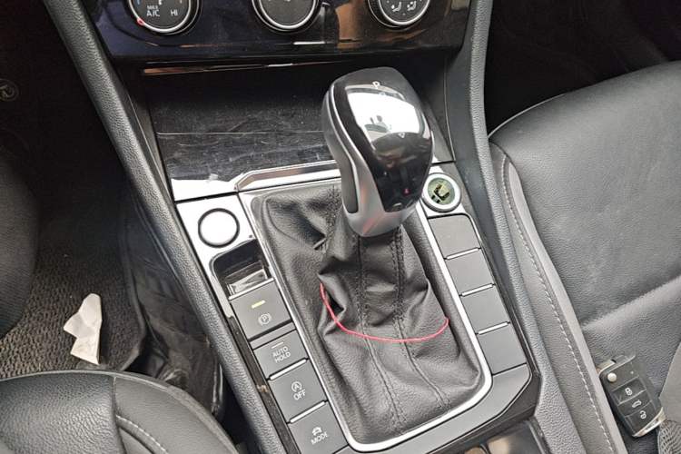 Used Volkswagen Sagitar 2022 280TSI DSG Excellence Edition Gear Lever
