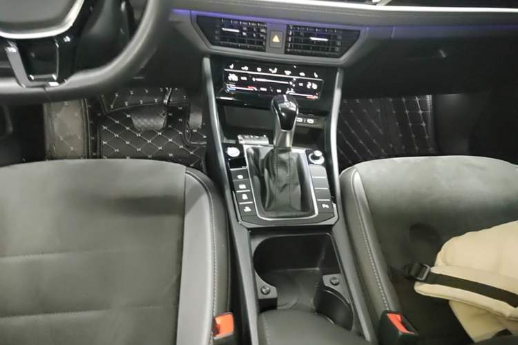 Used Volkswagen Sagitar 2022 280TSI DSG Excellence Edition Gear Lever