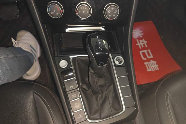 Used Volkswagen Sagitar 2022 280TSI DSG Flyover Edition Gear Lever