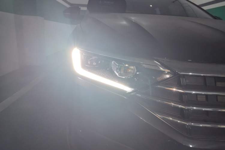 Used Volkswagen Sagitar 2022 280TSI DSG Flyover Edition Right Front Headlight