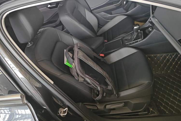 Used Volkswagen Sagitar 2022 280TSI DSG Flyover Edition Right Front Seat