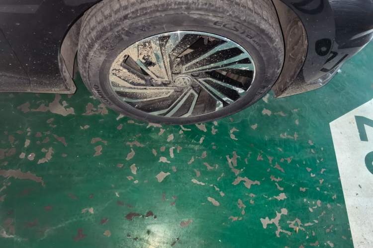 Used Volkswagen Sagitar 2022 280TSI DSG Flyover Edition Right Front Wheel Hub