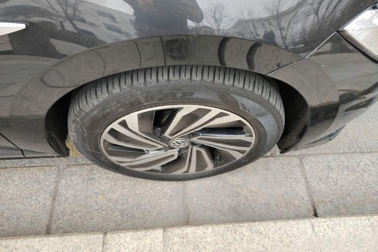 Used Volkswagen Sagitar 2022 280TSI DSG Flyover Edition Right Front Wheel Hub