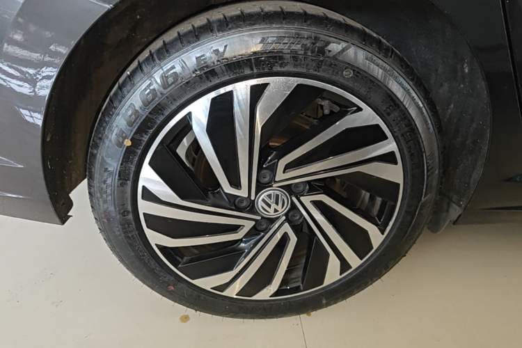 Used Volkswagen Sagitar 2022 280TSI DSG Flyover Edition Right Rear Wheel Hub