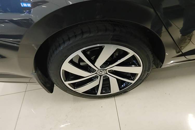 Used Volkswagen Sagitar 2022 280TSI DSG Excellence Edition Right Rear Wheel Hub