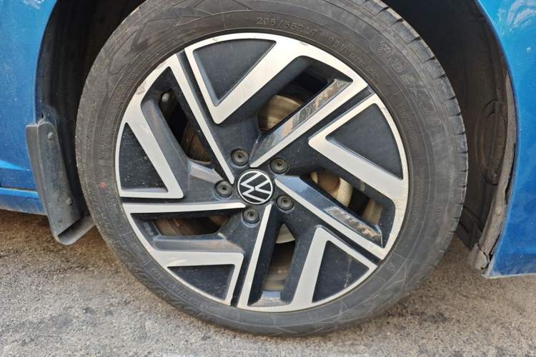 Used Volkswagen Sagitar 2022 280TSI DSG Excellence Edition Right Front Wheel Hub