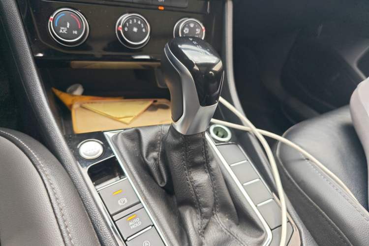 Used Volkswagen Sagitar 2022 280TSI DSG Excellence Edition Gear Lever