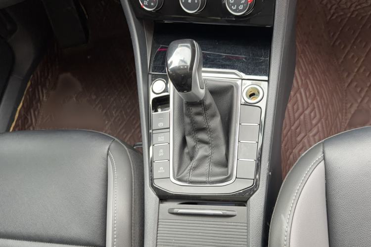 Used Volkswagen Sagitar 2022 200TSI DSG Flyover Edition Gear Lever