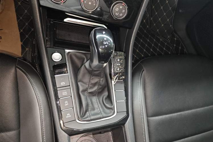 Used Volkswagen Sagitar 2022 280TSI DSG Excellence Edition Gear Lever