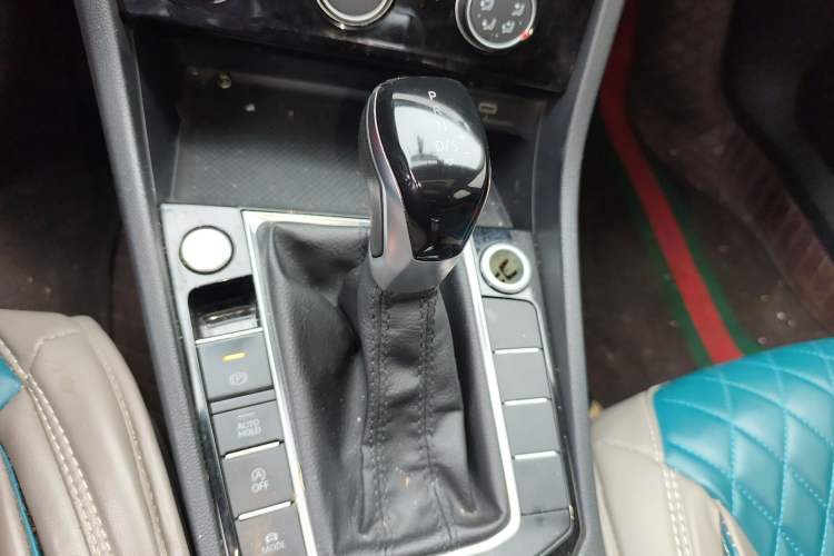 Used Volkswagen Sagitar 2022 280TSI DSG Excellence Edition Gear Lever
