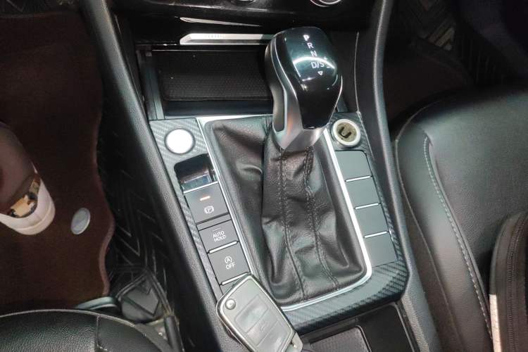 Used Volkswagen Sagitar 2022 280TSI DSG Excellence Edition Gear Lever