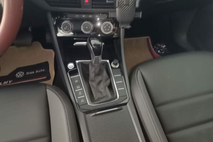 Used Volkswagen Sagitar 2022 280TSI DSG Flyover Edition Gear Lever