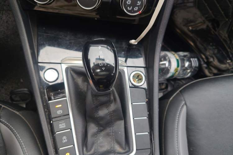 Used Volkswagen Sagitar 2022 280TSI DSG Excellence Edition Gear Lever